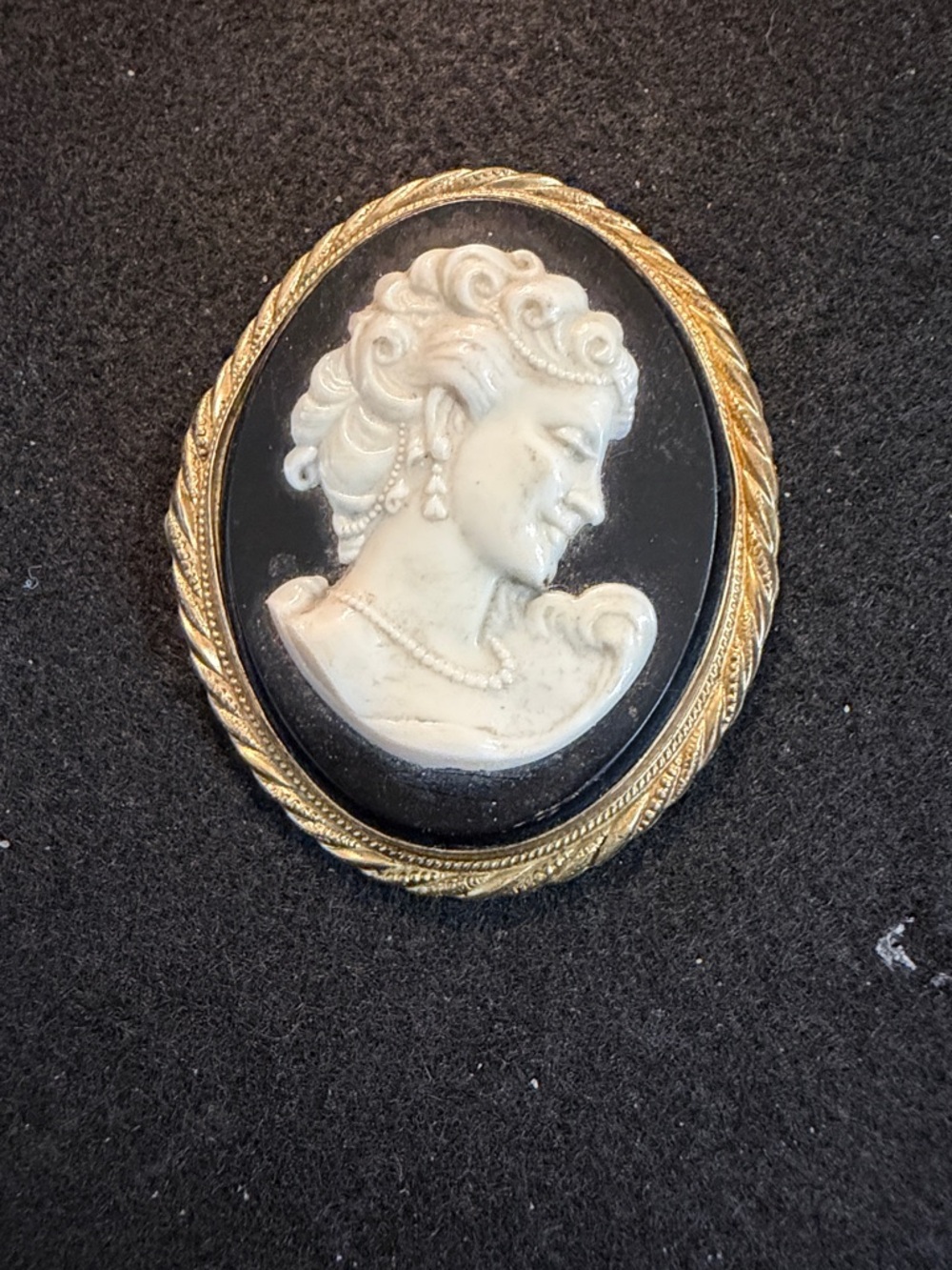 Vintage-Style Black and White Cameo Brooch with Gold Frame